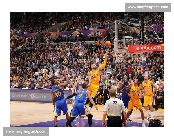 火箭迎战湖人展开激烈对决 双方球星实力碰撞引爆全场激情